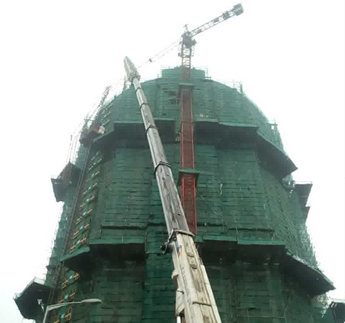 岑溪吊车在工地上作业